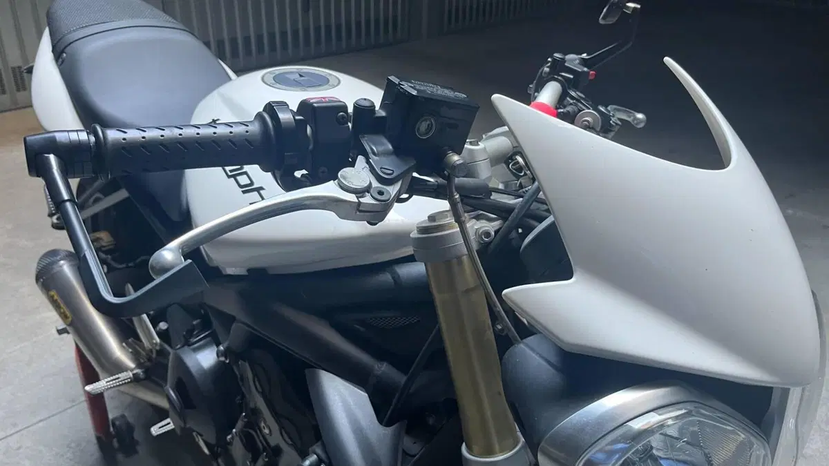 Triumph Street Triple (2007 - 12)  (8)