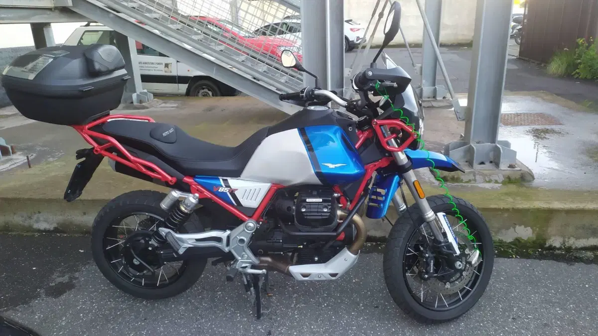 Moto Guzzi V85 TT Evocative Graphics (2021 - 23)  (3)