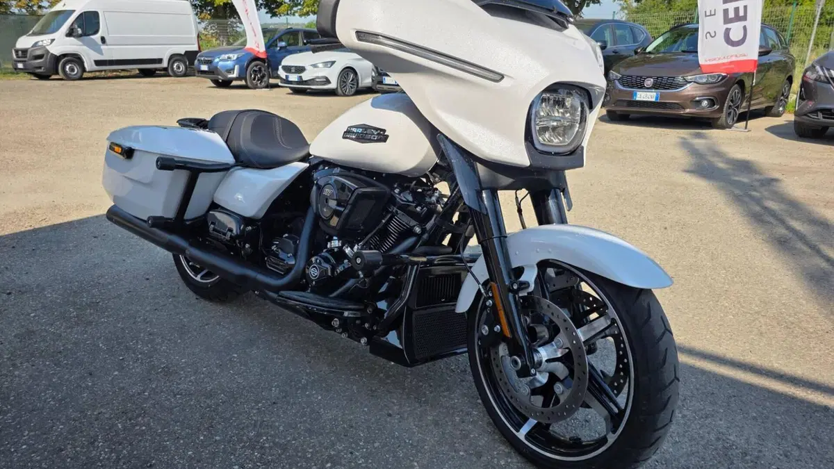 Harley-Davidson Street Glide (2024 - 26) 