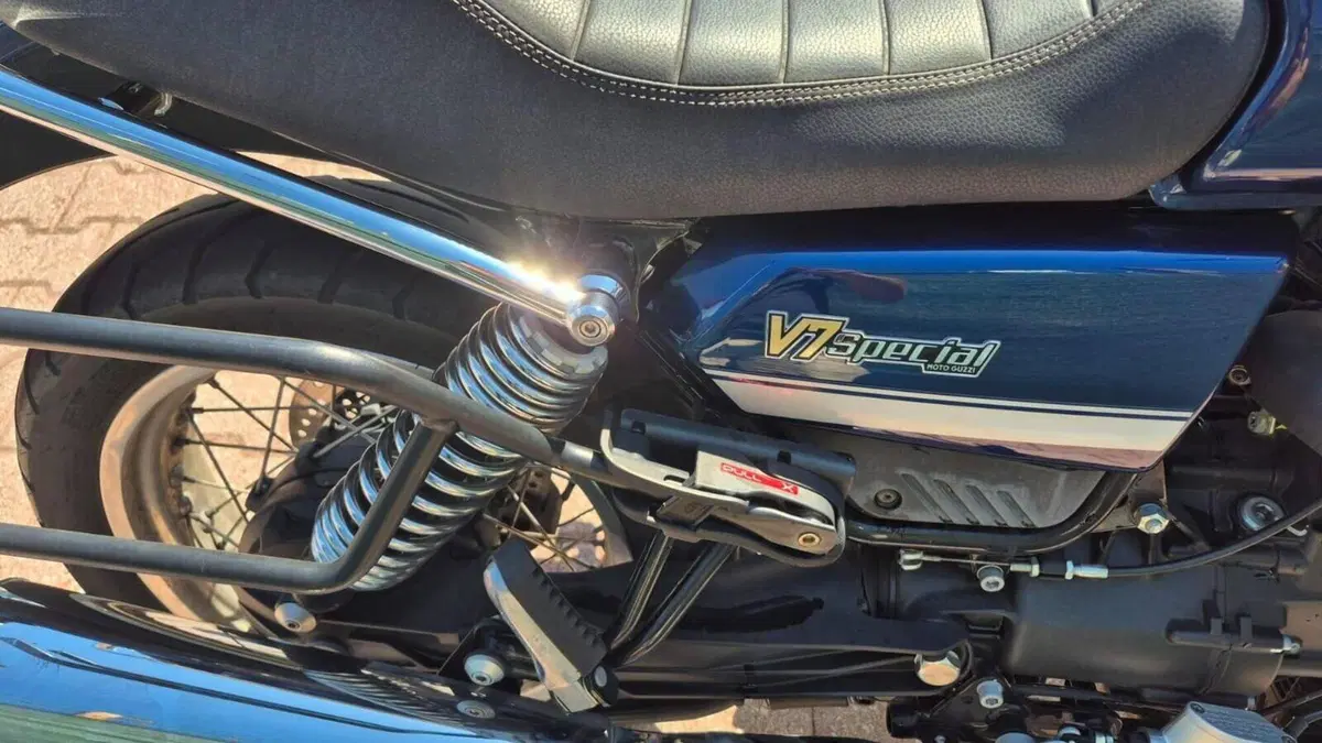 Moto Guzzi V7 Special (2021 - 24)  (6)