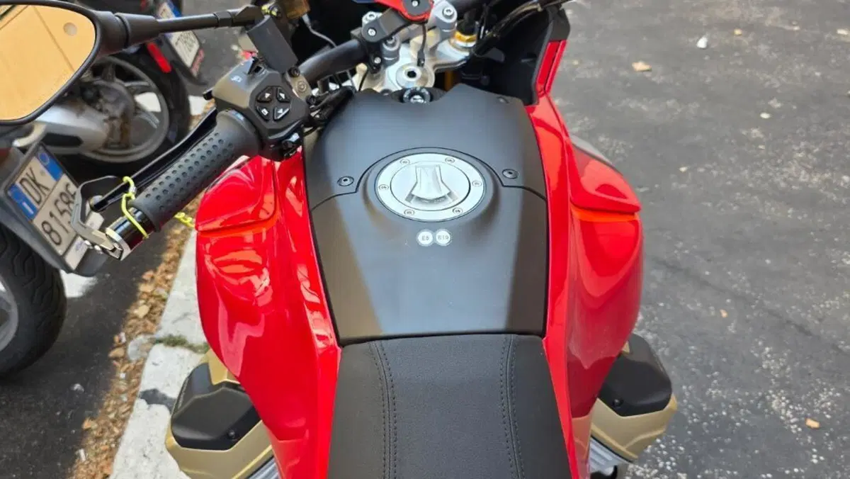 Moto Guzzi V100 Mandello S (2025 - 26)  (3)