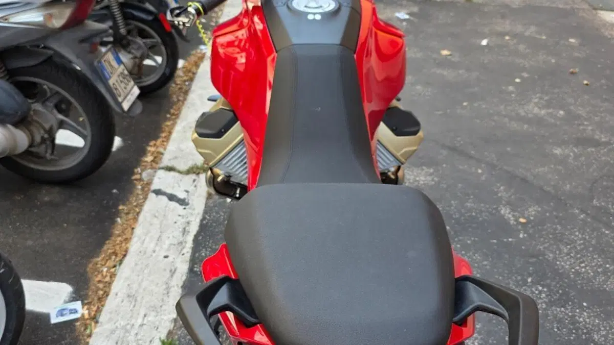 Moto Guzzi V100 Mandello S (2025 - 26)  (4)