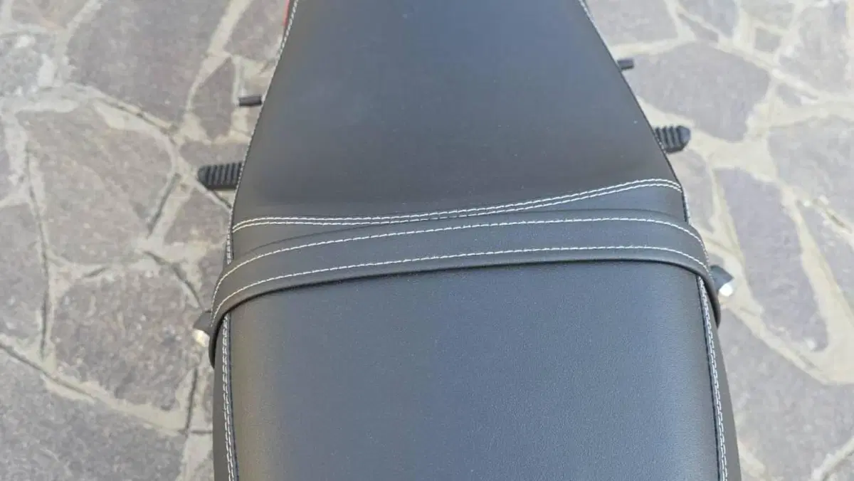 Moto Guzzi V7 Stone Special Edition (2022 - 25)  (2)