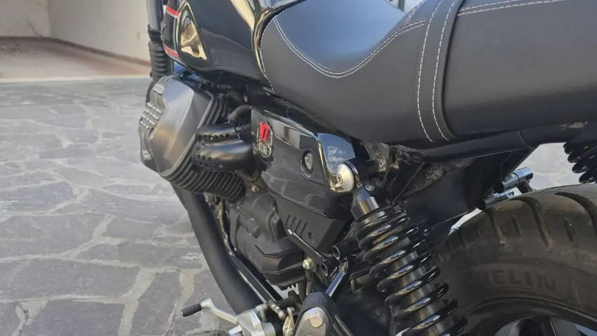 Moto Guzzi V7 Stone Special Edition (2022 - 25)  (3)