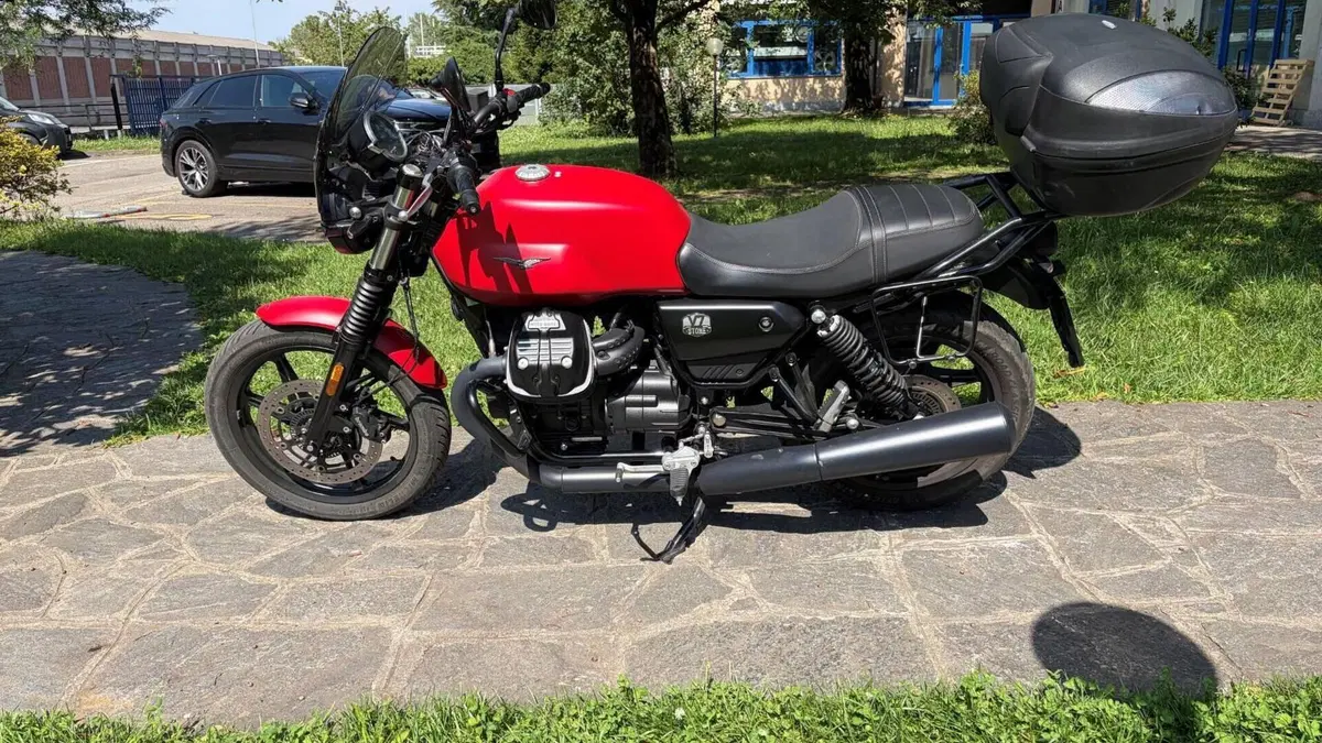 Moto Guzzi V7 Stone (2021 - 24) 
