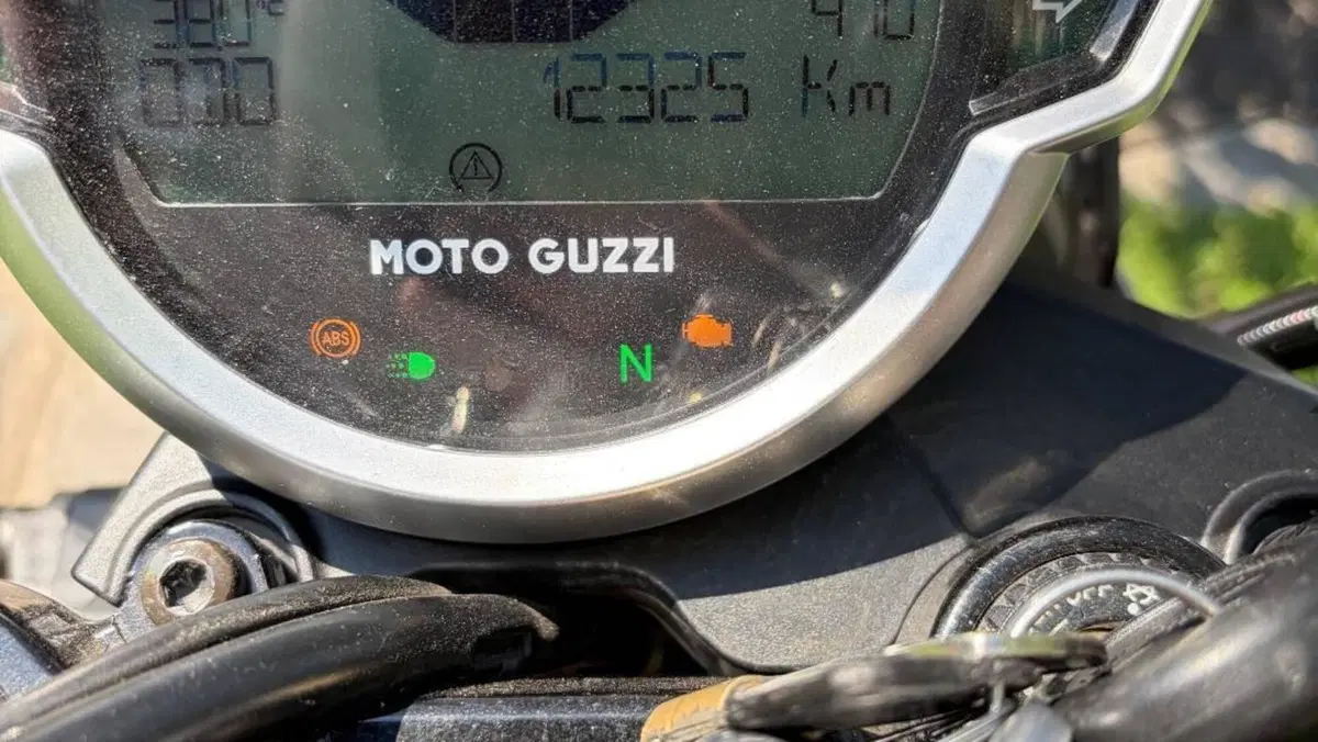 Moto Guzzi V7 Stone (2021 - 24)  (6)