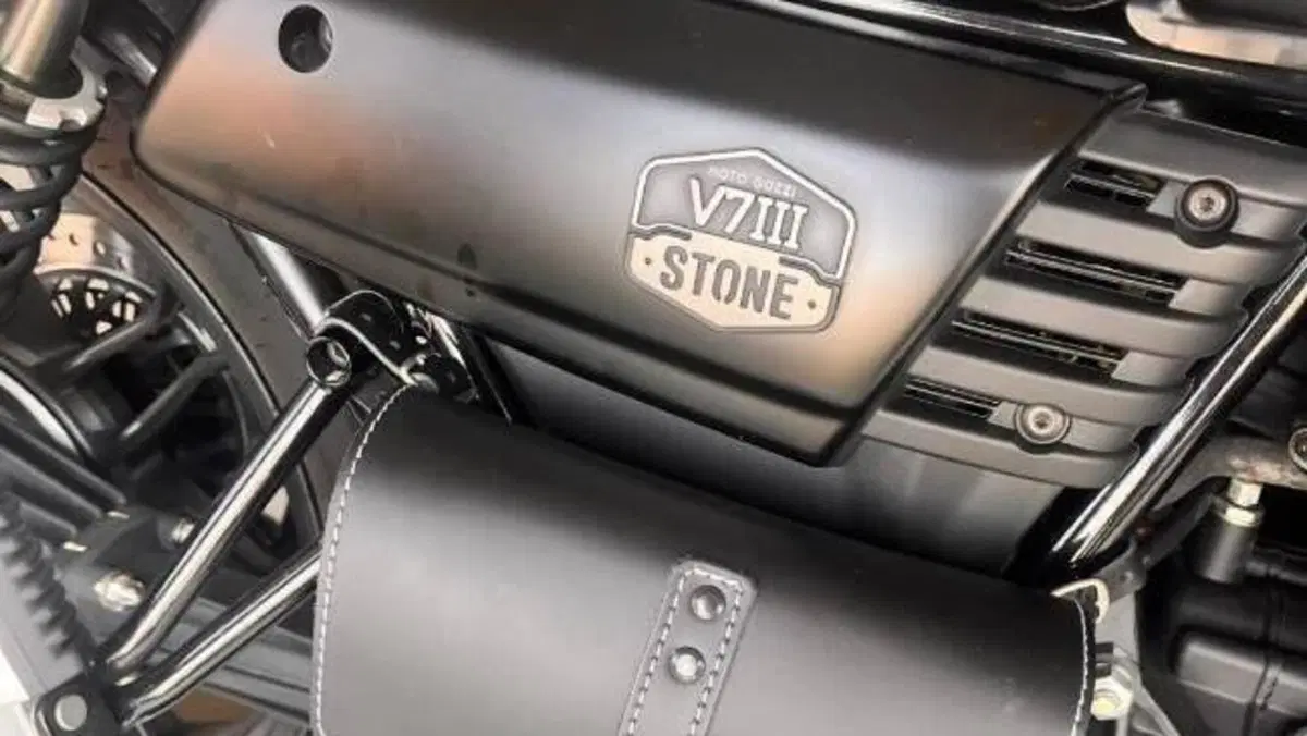 Moto Guzzi V7 III Stone (2017 - 20)  (2)