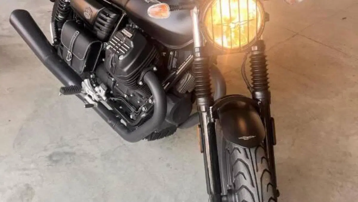 Moto Guzzi V7 III Stone (2017 - 20)  (4)