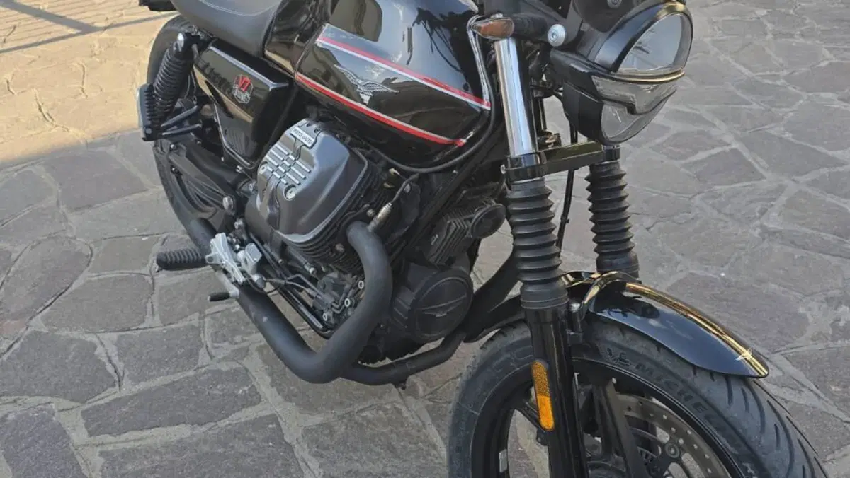 Moto Guzzi V7 Stone Special Edition (2022 - 25)  (2)