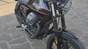 Moto Guzzi V7 Stone Special Edition (2022 - 25)  (2)