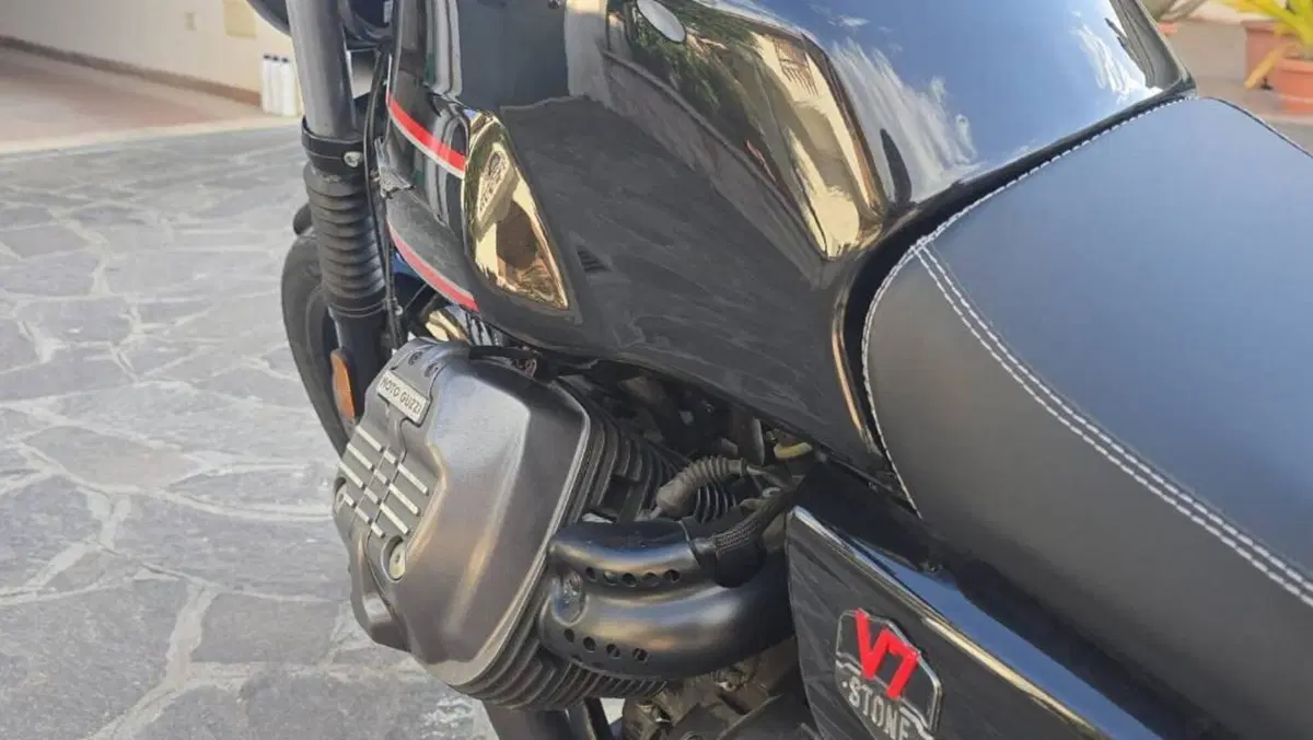 Moto Guzzi V7 Stone Special Edition (2022 - 25)  (4)