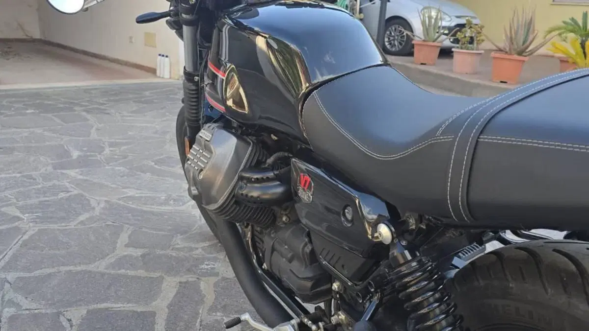 Moto Guzzi V7 Stone Special Edition (2022 - 25)  (8)