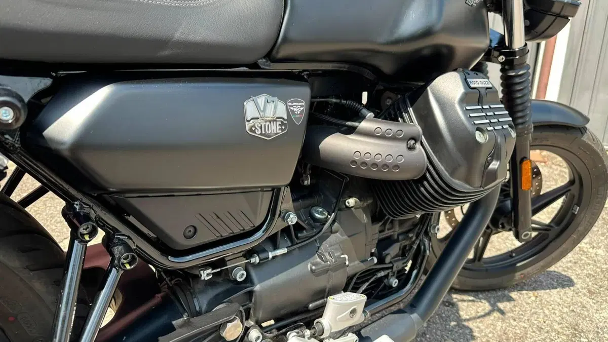 Moto Guzzi V7 Stone (2021 - 24)  (3)