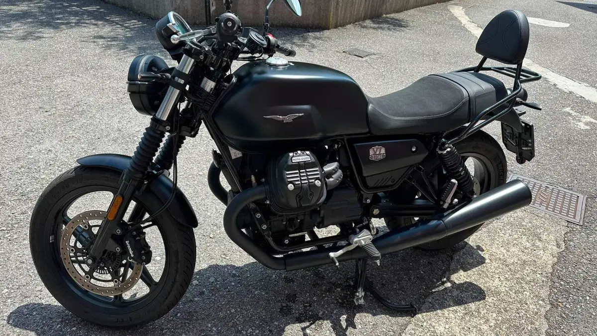Moto Guzzi V7 Stone (2021 - 24)  (4)