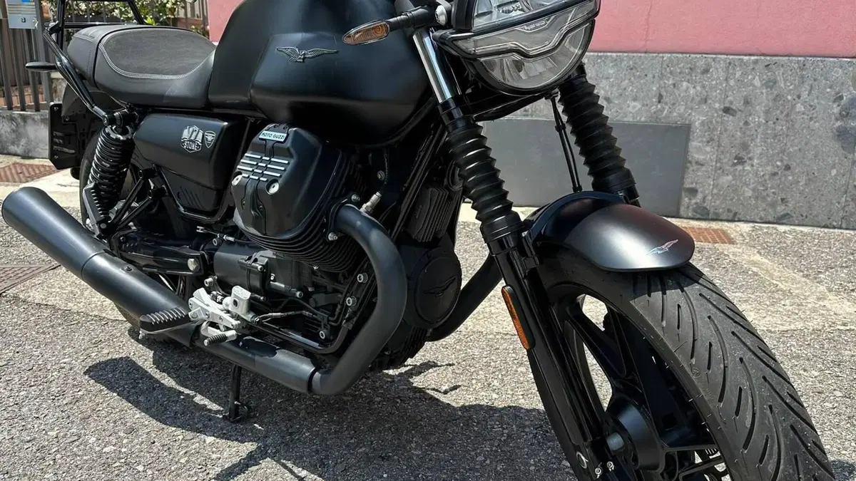 Moto Guzzi V7 Stone (2021 - 24)  (9)