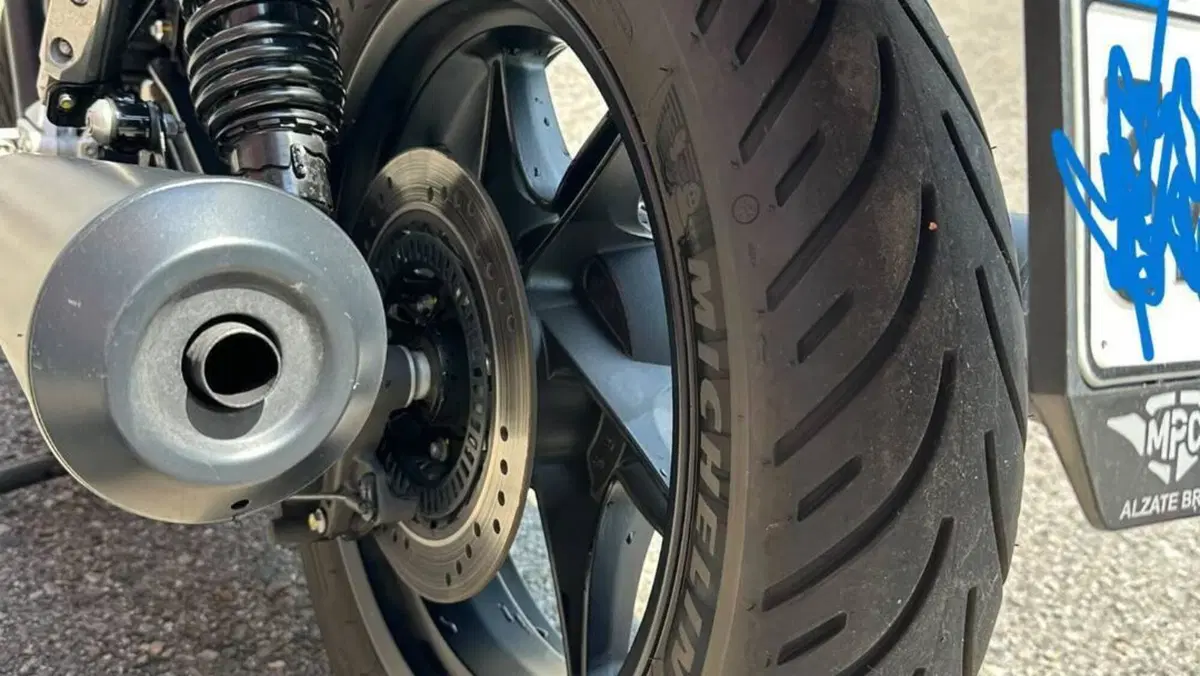 Moto Guzzi V7 Stone (2021 - 24)  (10)