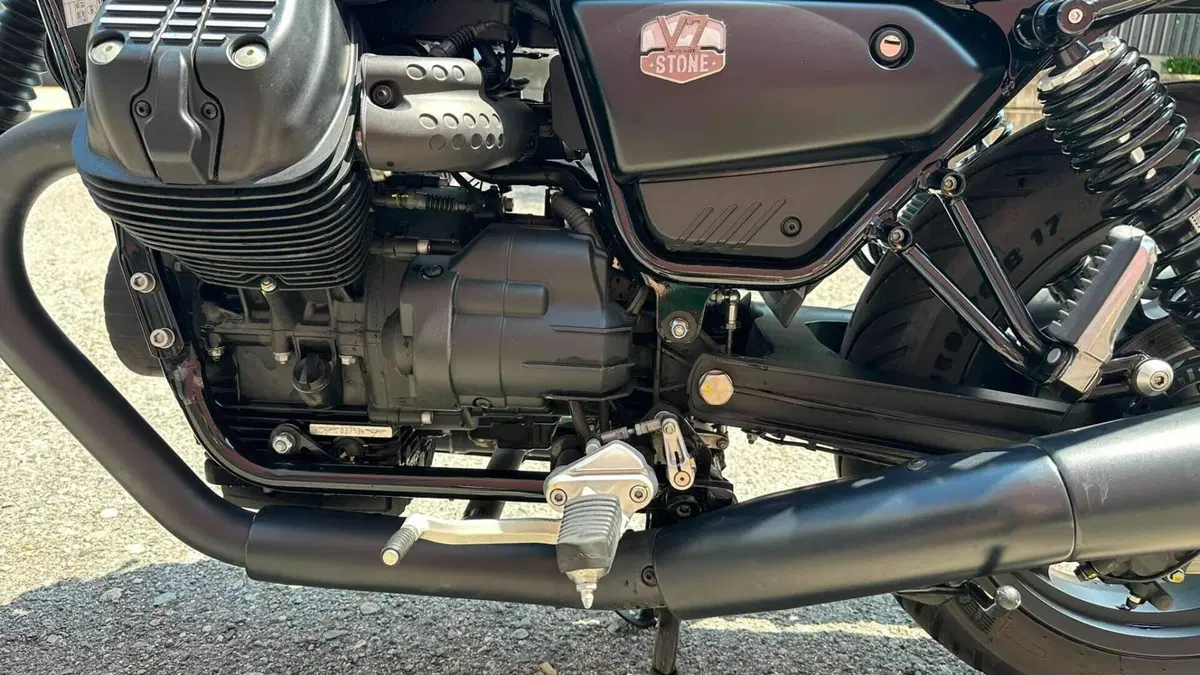 Moto Guzzi V7 Stone (2021 - 24)  (14)