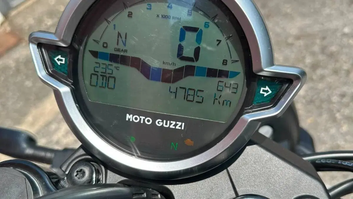 Moto Guzzi V7 Stone (2021 - 24)  (15)