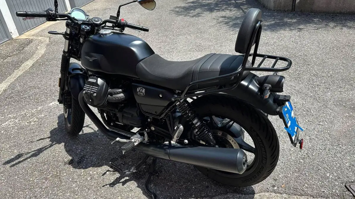 Moto Guzzi V7 Stone (2021 - 24)  (17)