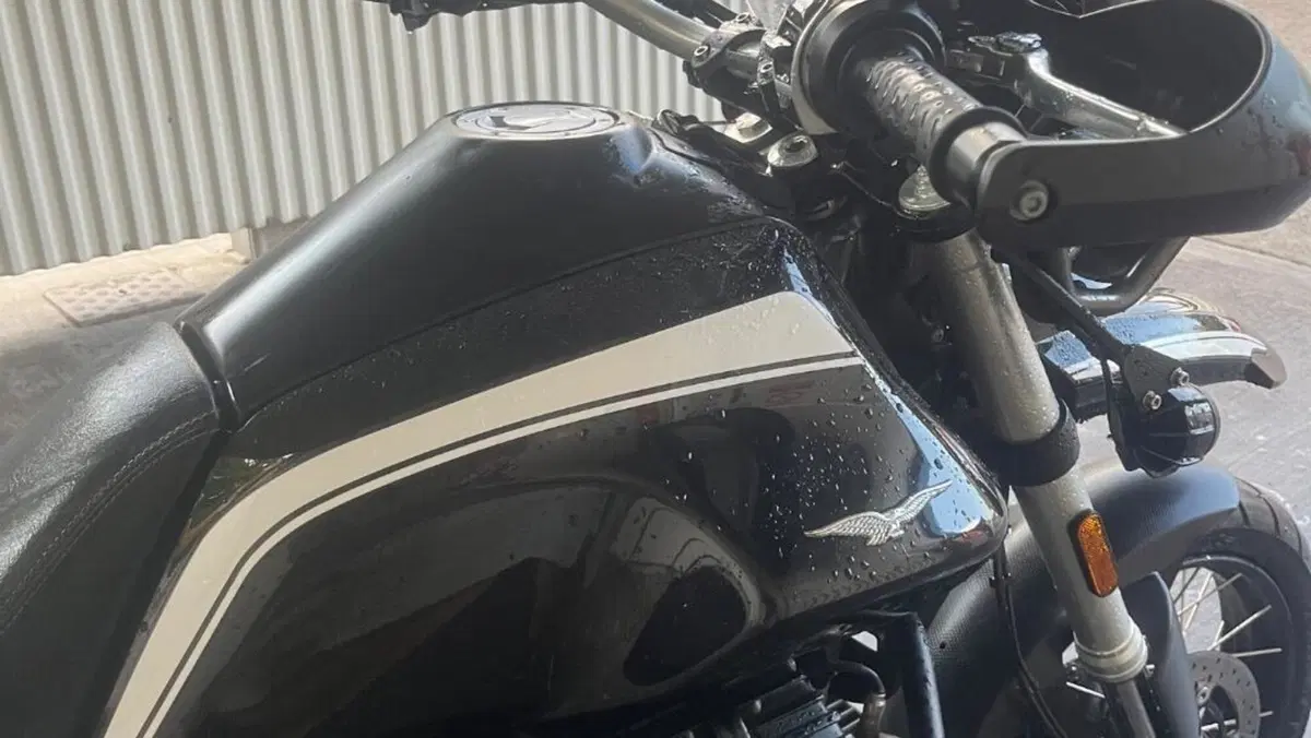 Moto Guzzi V85 TT Guardia d'Onore (2022 - 23)  (2)