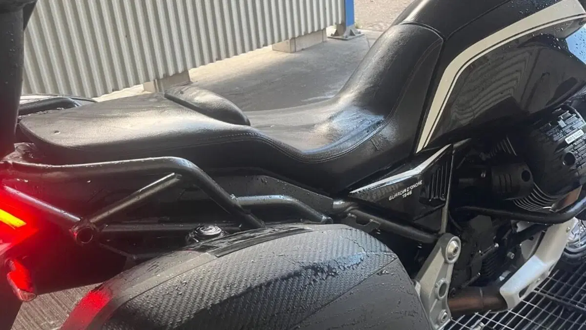 Moto Guzzi V85 TT Guardia d'Onore (2022 - 23)  (3)