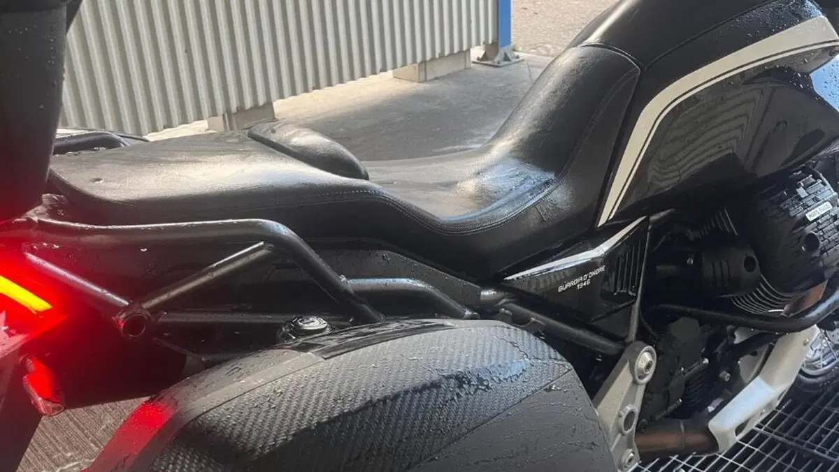 Moto Guzzi V85 TT Guardia d'Onore (2022 - 23)  (9)