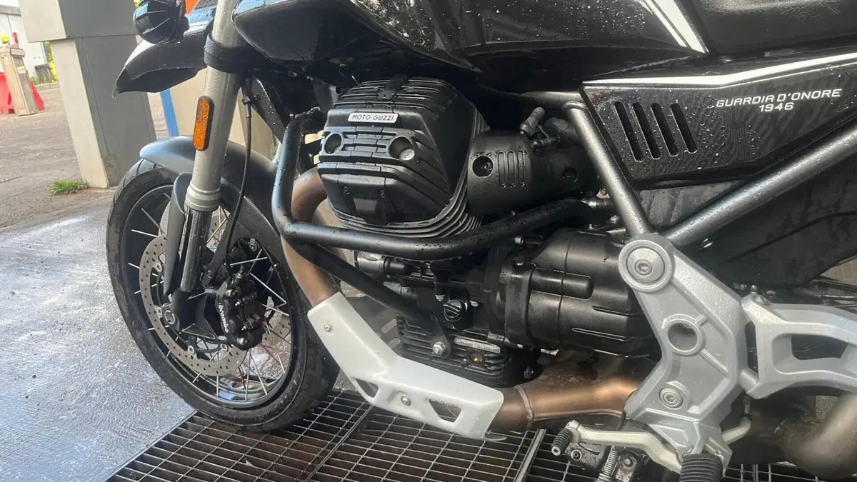 Moto Guzzi V85 TT Guardia d'Onore (2022 - 23)  (10)