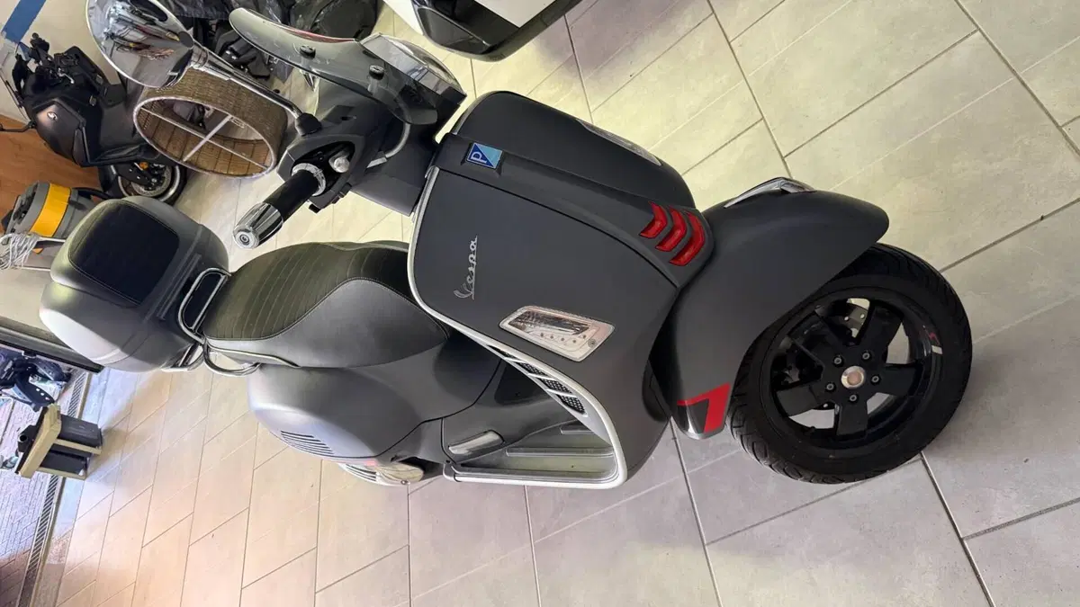 Vespa GTS 300 Super Sport Hpe (2019)  (3)