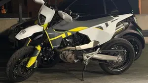 Husqvarna 701 Supermoto (2022) 