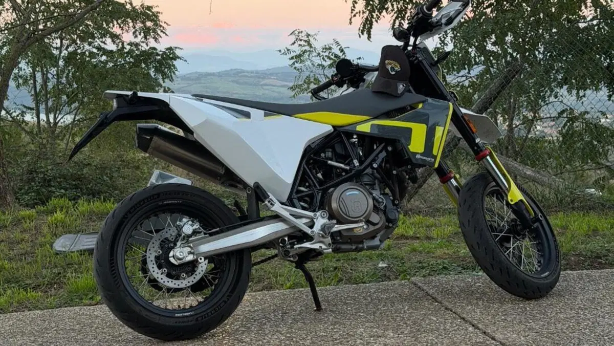 Husqvarna 701 Supermoto (2022)  (2)