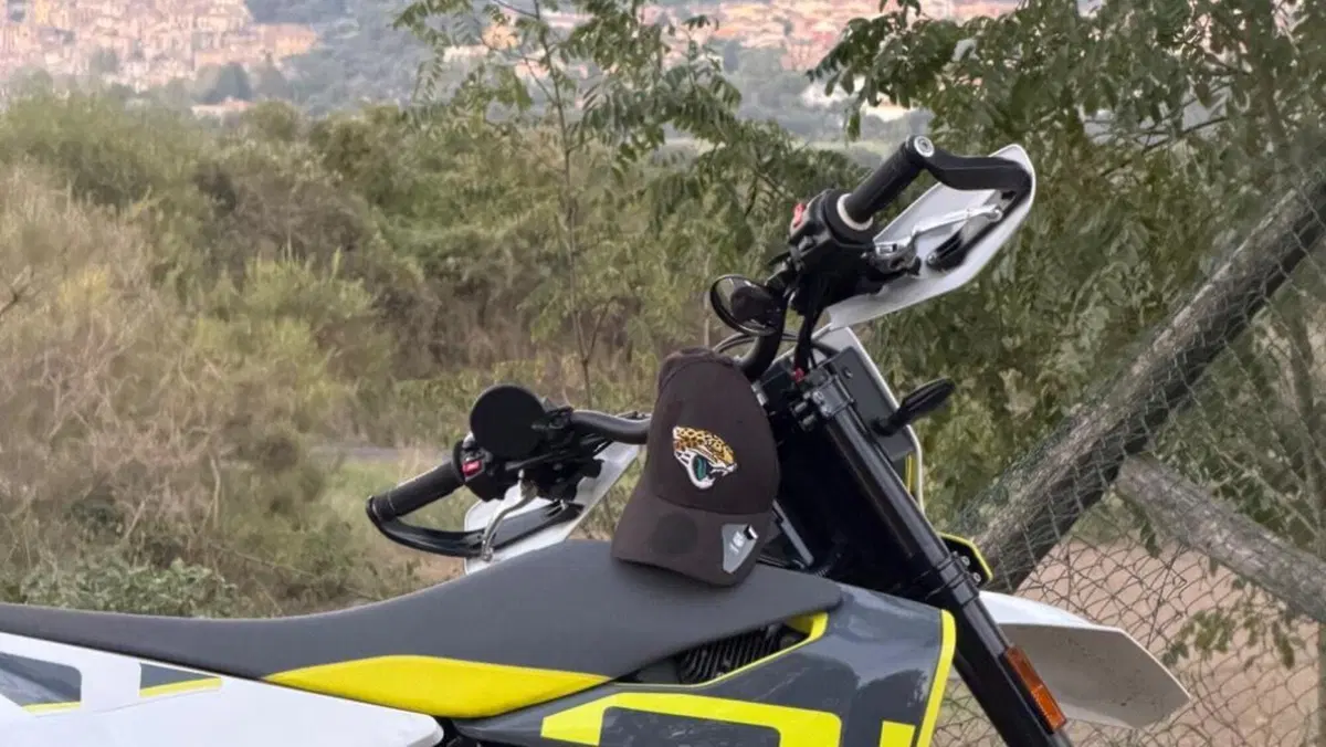 Husqvarna 701 Supermoto (2022)  (4)