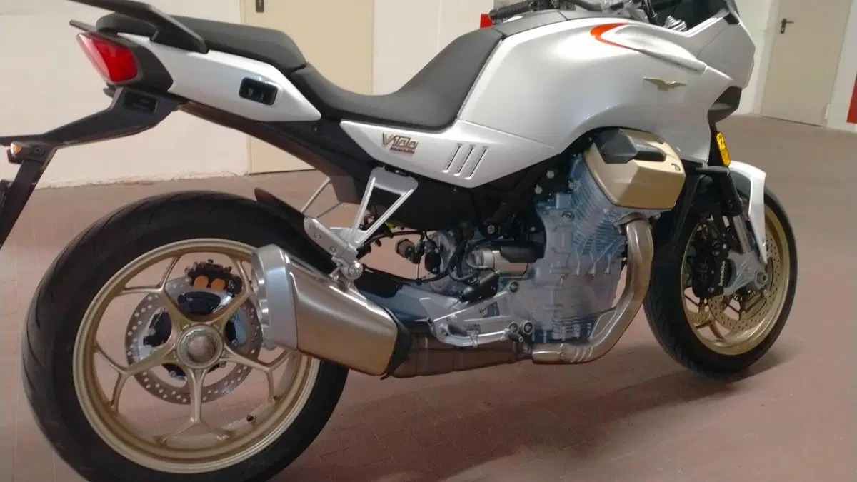 Moto Guzzi V100 Mandello (2022 - 24) 
