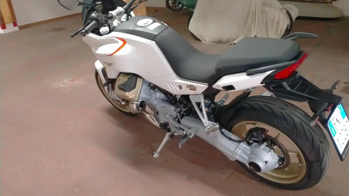 Moto Guzzi V100 Mandello (2022 - 24)  (2)