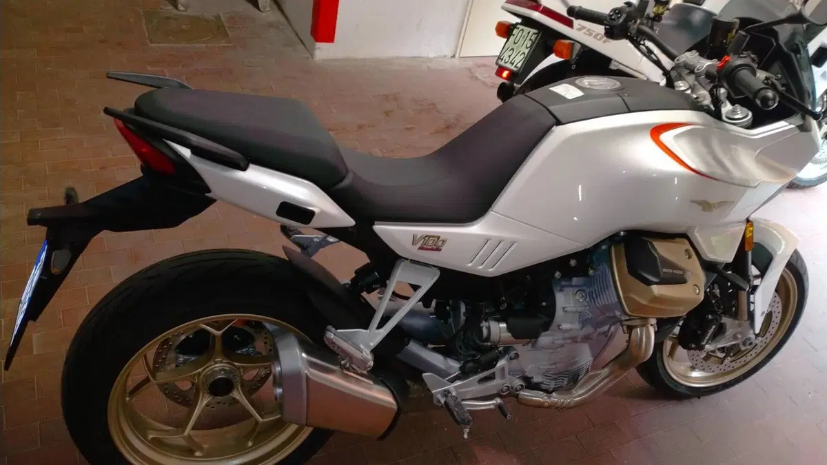 Moto Guzzi V100 Mandello (2022 - 24)  (3)
