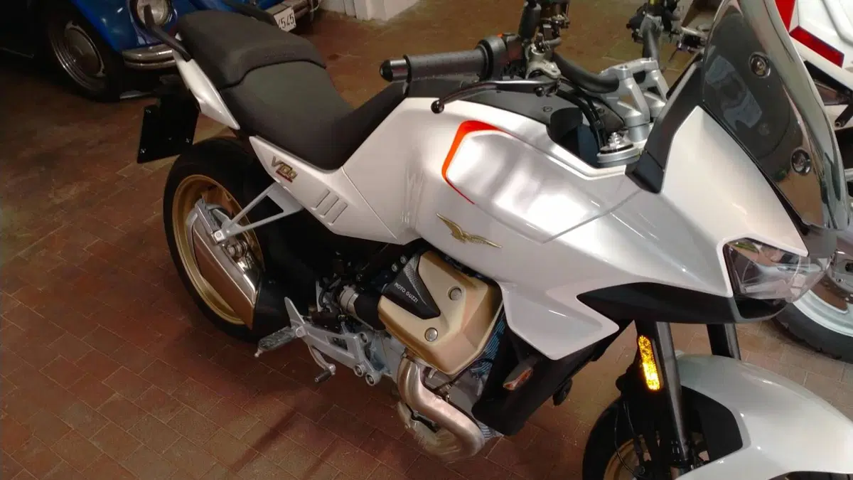 Moto Guzzi V100 Mandello (2022 - 24)  (6)