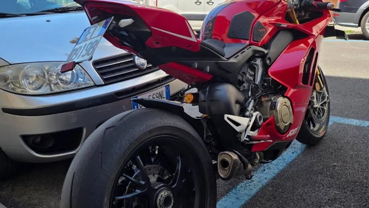 Ducati Panigale V4 S 1100 (2021)  (5)