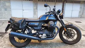 Moto Guzzi V7 III Stone (2017 - 20)  (2)