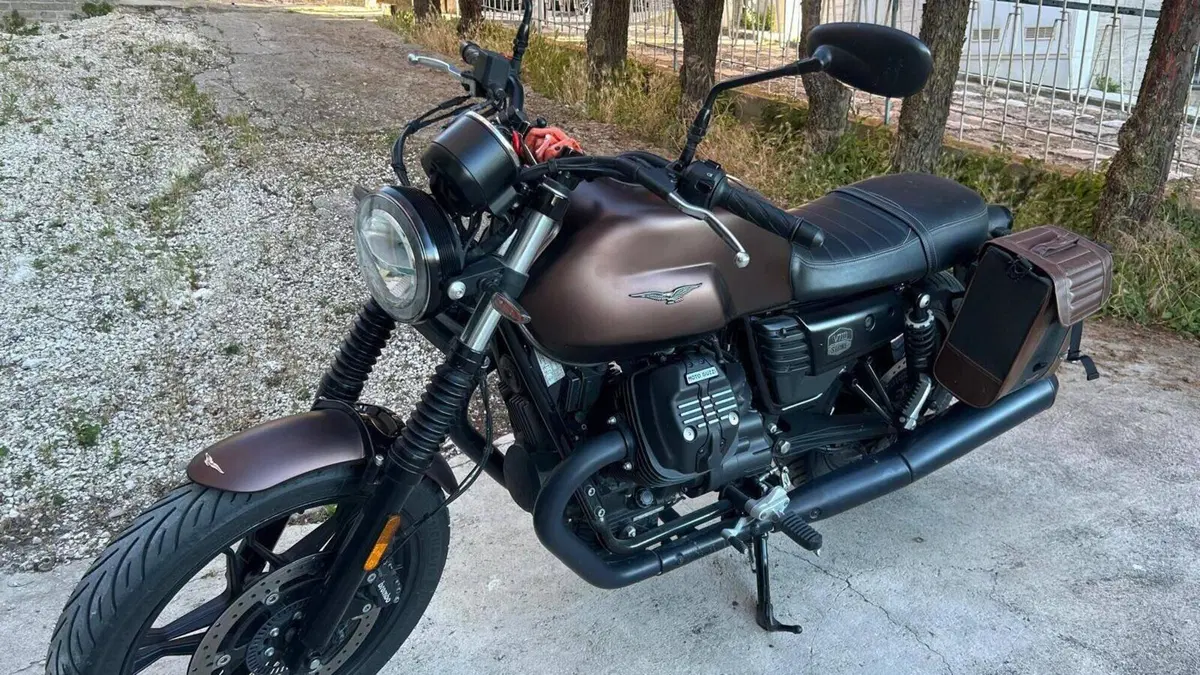 Moto Guzzi V7 III Stone Night Pack (2019 - 20) 