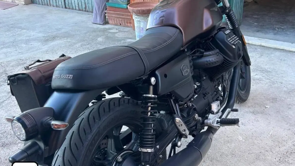 Moto Guzzi V7 III Stone Night Pack (2019 - 20)  (3)