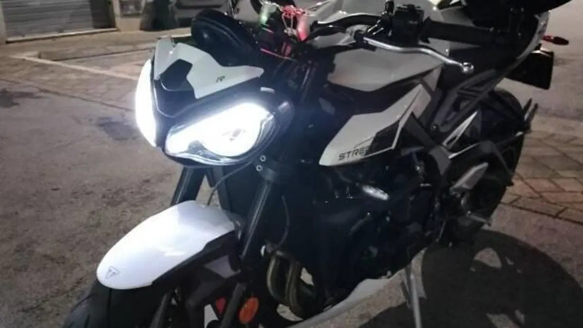 Triumph Street Triple 765 R (2023 - 26)  (2)