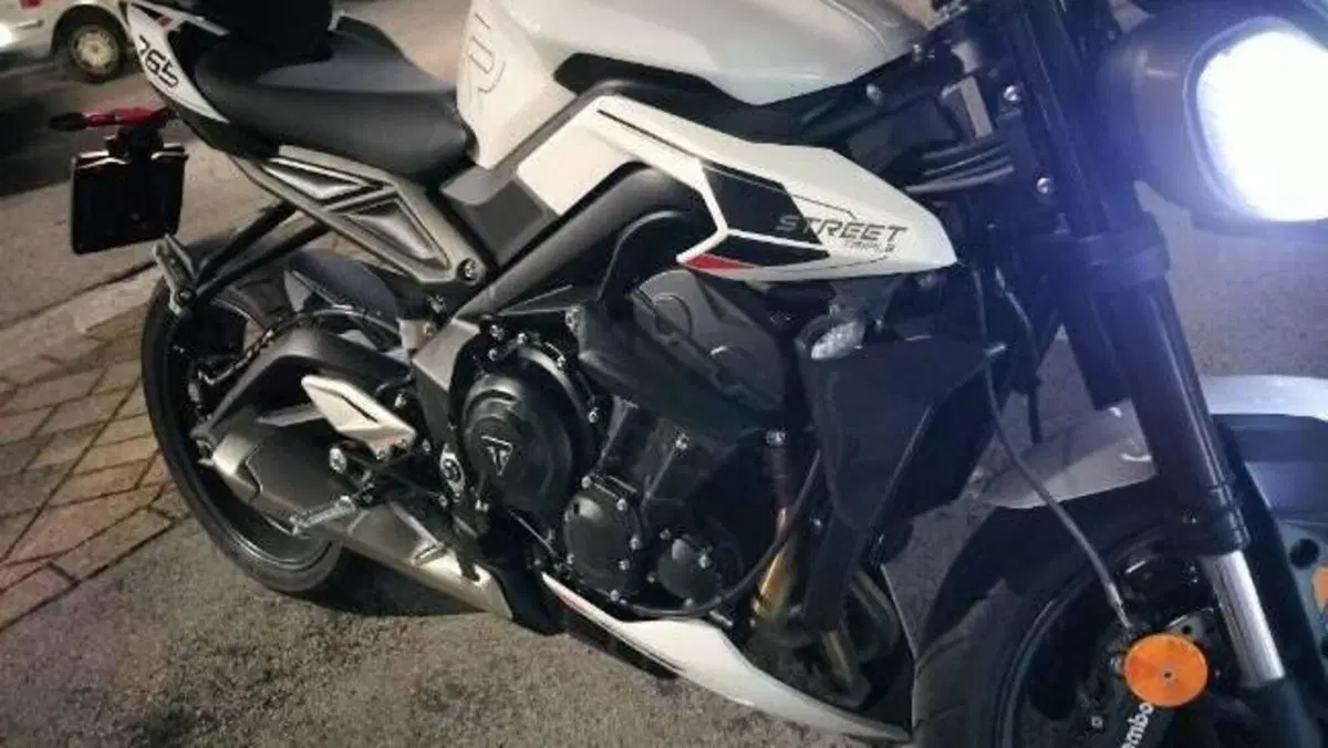 Triumph Street Triple 765 R (2023 - 26)  (5)