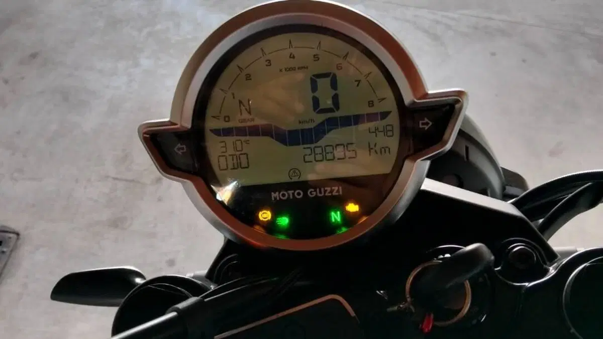 Moto Guzzi V7 Stone (2021 - 24)  (2)