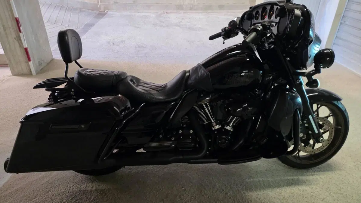 Harley-Davidson CVO Street Glide (2023)  (2)