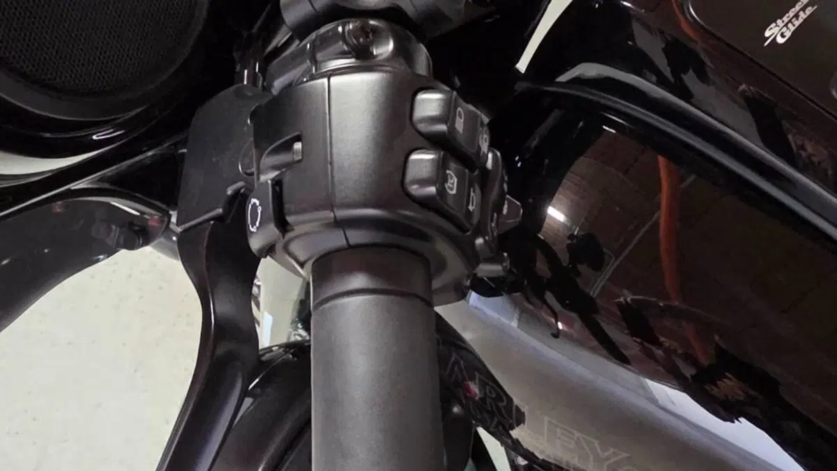 Harley-Davidson CVO Street Glide (2023)  (10)