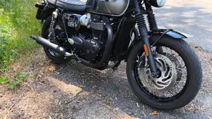 Triumph Bonneville T120 Black (2021 - 25)  (3)