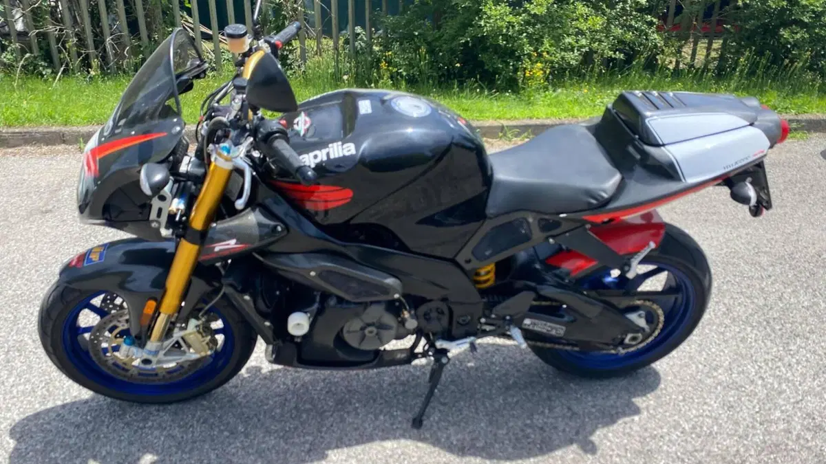 Aprilia Tuono 1000 R Factory (2004 - 05)  (2)