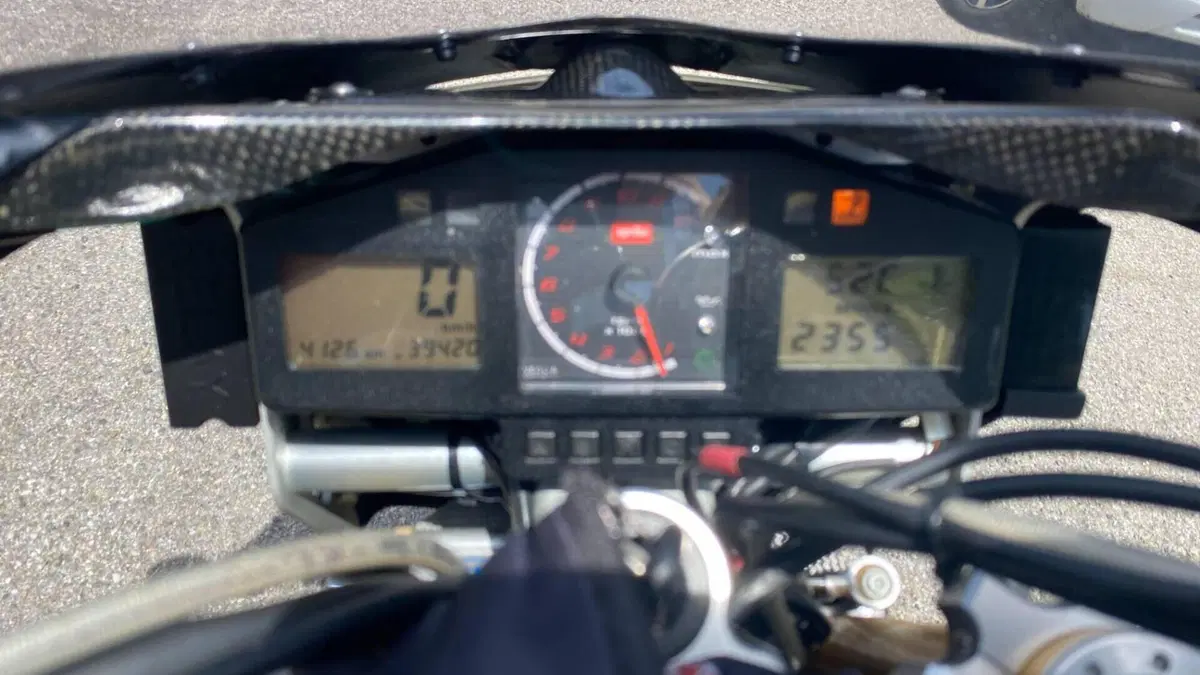 Aprilia Tuono 1000 R Factory (2004 - 05)  (5)