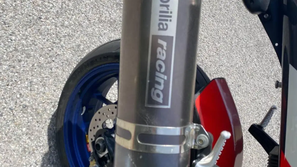 Aprilia Tuono 1000 R Factory (2004 - 05)  (6)