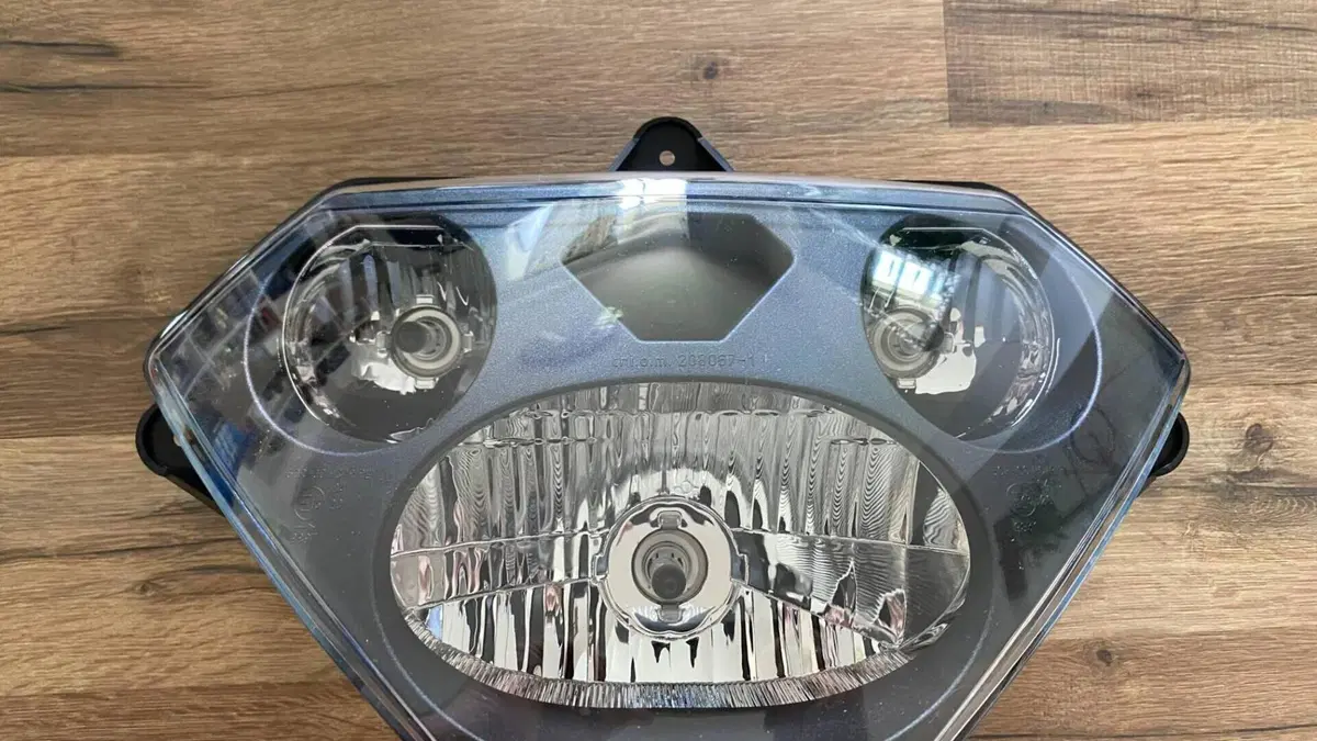 Aprilia Tuono 1000 R Factory (2004 - 05)  (12)