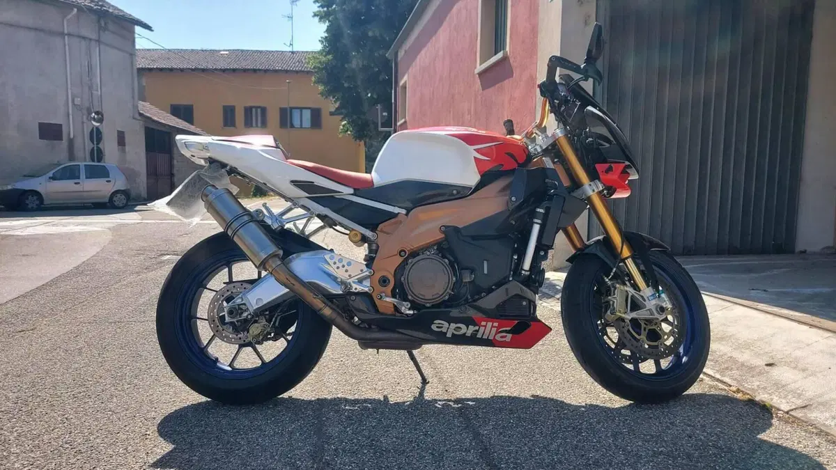 Aprilia Tuono 1000 R Factory (2006 - 11)  (2)